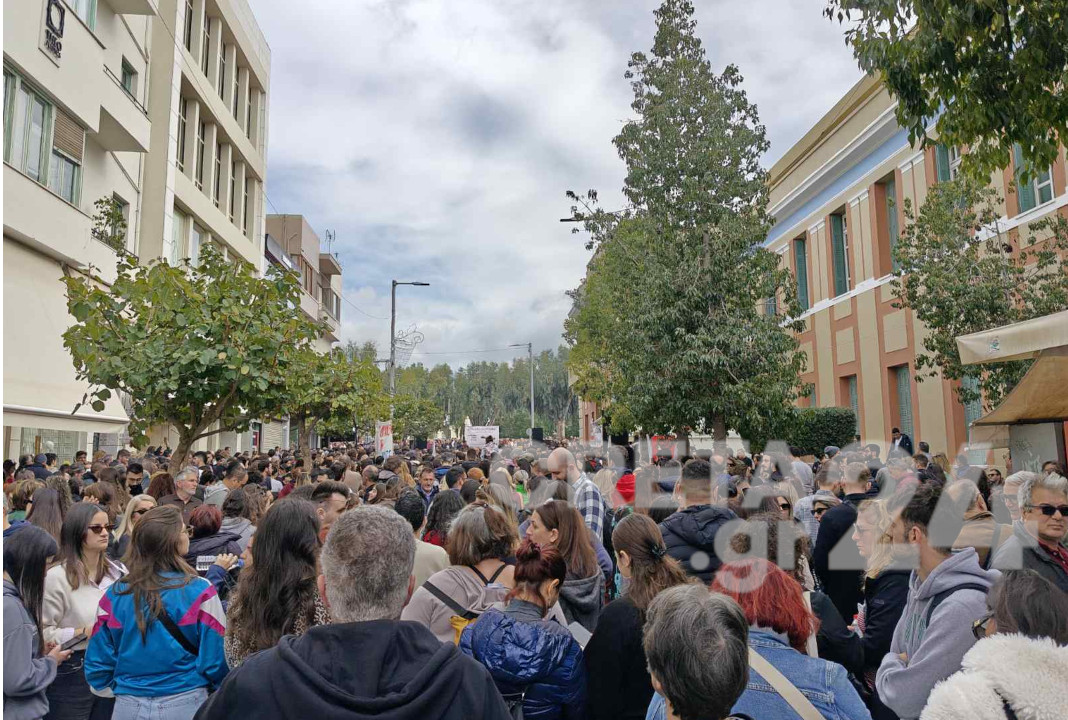 «Θα σε πάρω εγώ παιδάκι μου όταν φτάσω»: Η συγκλονιστική στιγμή στη διαμαρτυρία για τα Τέμπη στο Ηράκλειο