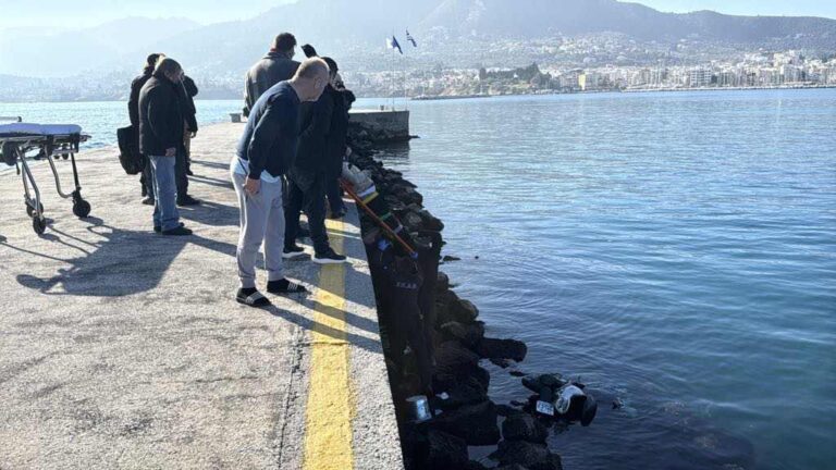 Ερασιτέχνης ψαράς έπεσε με το σκούτερ στη θάλασσα-Ανασύρθηκε με ελαφρά τραύματα