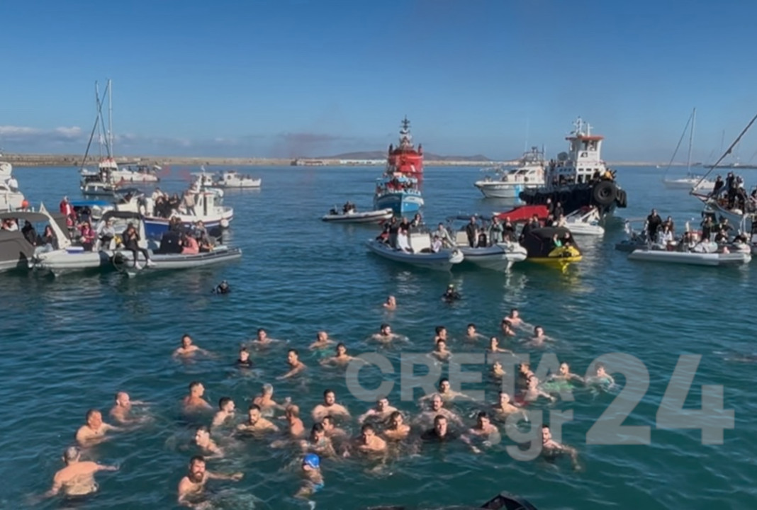 Θεοφάνια: Με λαμπρότητα ο αγιασμός των υδάτων στο Ηράκλειο – Τρεις κολυμβητές έπιασαν το σταυρό