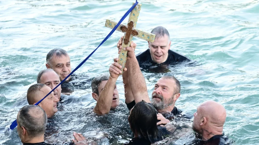 Θεοφάνια: Με λαμπρότητα ο εορτασμός – Από την Αθήνα και την Πάτρα, έως τη Σύρο και το Φανάρι