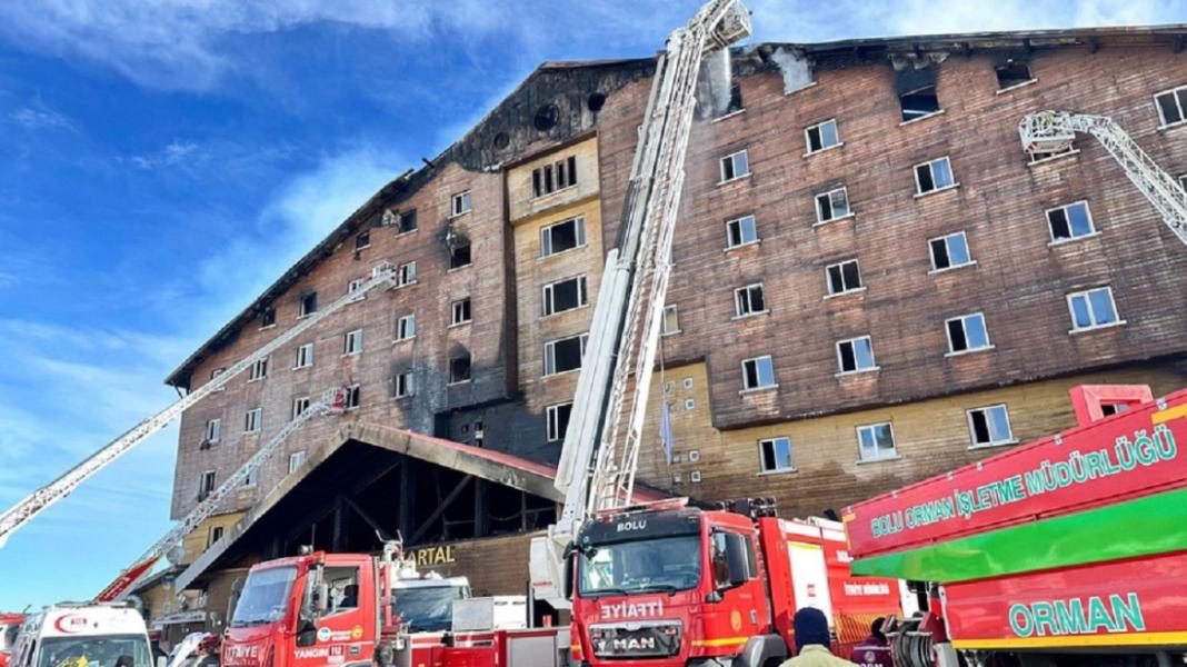 Τουρκία: 66 νεκροί από τη φωτιά σε ξενοδοχείο χιονοδρομικού - Έδεναν σεντόνια για να κατέβουν από τα παράθυρα