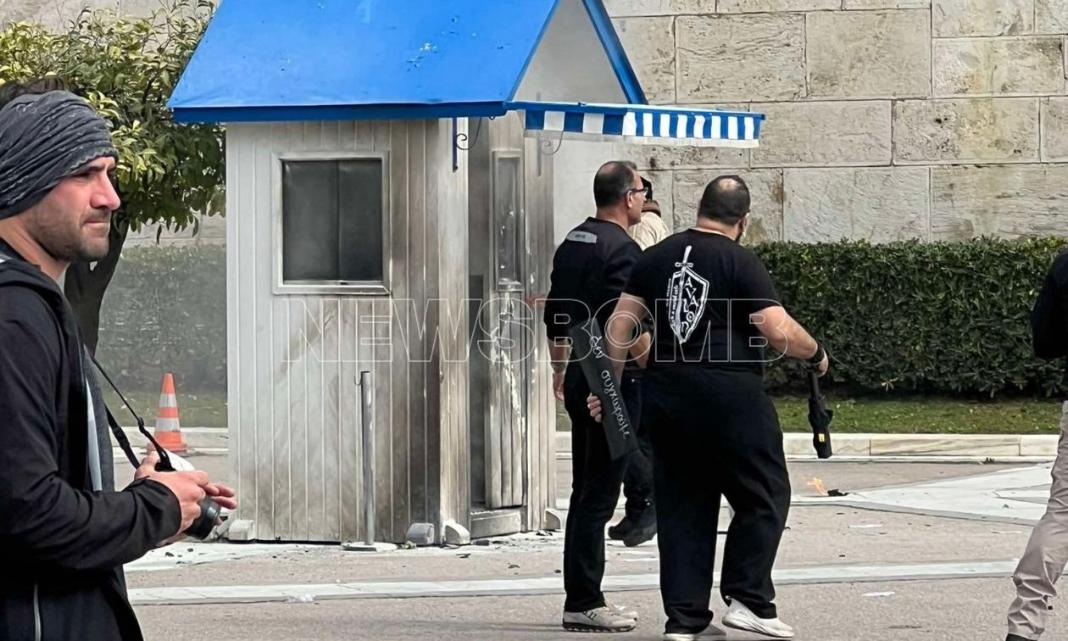 Σύνταγμα: Κουκουλοφόροι καίνε το φυλάκιο των Ευζώνων της Προεδρικής Φρουράς – Βίντεο ντοκουμέντο