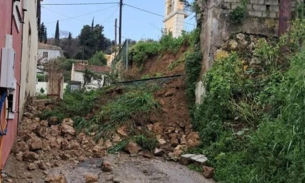 Κατάρρευσε τοιχίο στον ναό του Αγίου Ιωάννη από έντονη βροχόπτωση