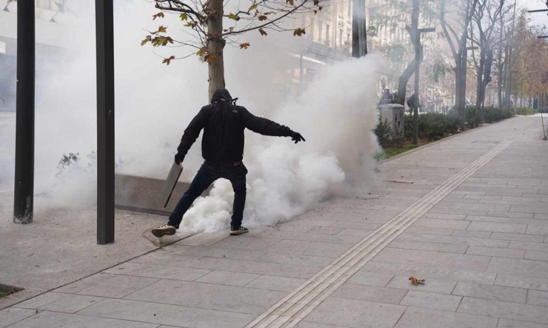 Σοβαρά επεισόδια κουκουλοφόρων στα γραφεία της Hellenic Train