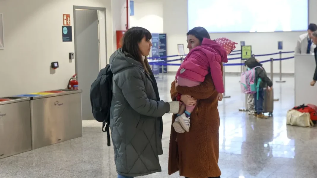 Εξάντληση, ανασφάλεια, αβεβαιότητα: Πώς βιώνουν τους σεισμούς όσοι έχουν μείνει στη Σαντορίνη