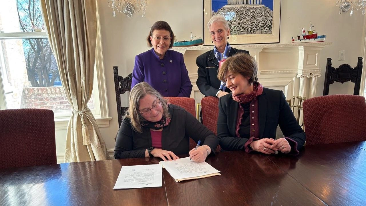 Επαναπατρίζεται αρχαίο αγγείο από το Μουσείο Glencairn – Παρουσία Μενδώνη στην Ουάσιγκτον