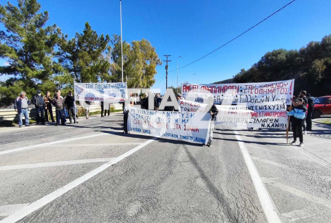 Χανιά: Μπλόκο των αγροτών στην εθνική οδό - Προειδοποιούν με κλιμάκωση των κινητοποιήσεων (εικόνες)