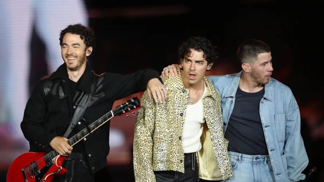 Jonas Brothers: Σε χριστουγεννιάτικη ταινία για την Disney που υπόσχεται άφθονο γέλιο