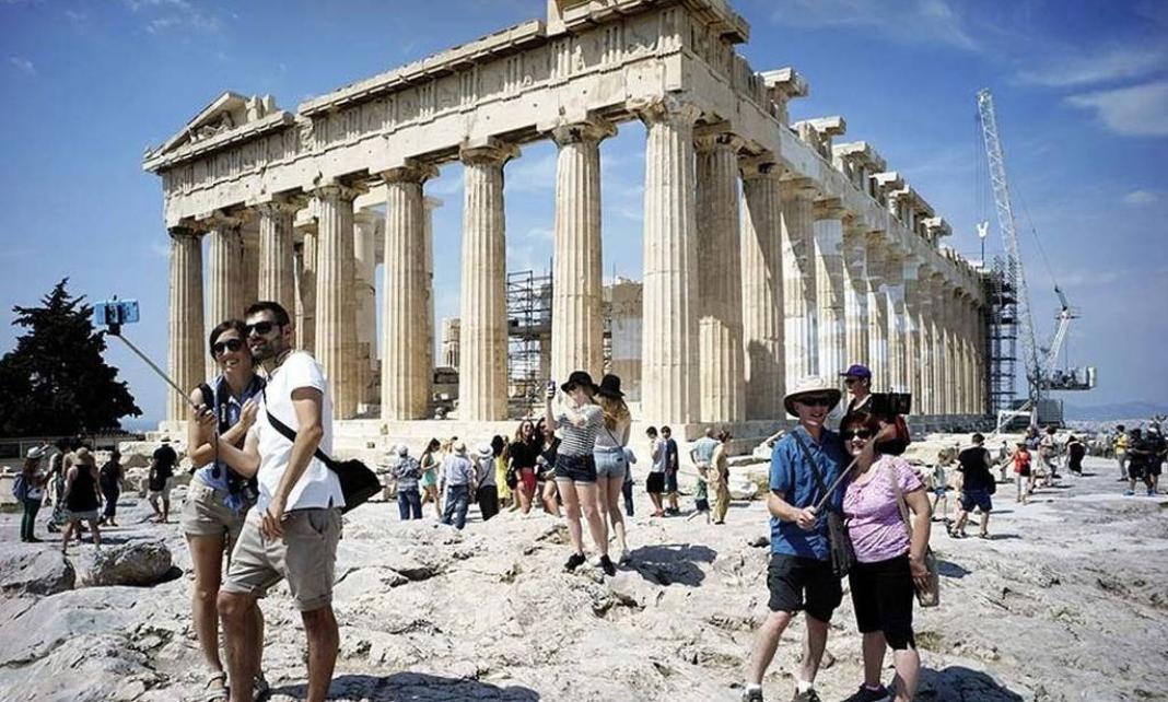 Με υπερτουρισμό κινδυνεύει το κέντρο της Αθήνας – Τι δείχνει μελέτη της Περιφέρειας Αττικής