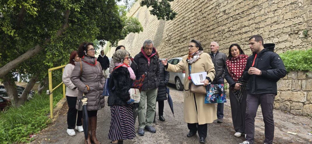 Αψήφησαν το τσουχτερό κρύο και συμμετείχαν στην ξενάγηση των «Χαρτοδιαδρομών… στο Δήμο μας»