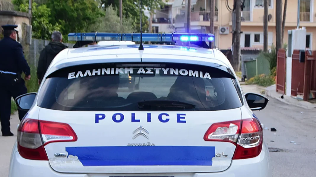 Οι τύψεις «λύγισαν» την 13χρονη στη Σύμη – Ο 15χρονος της είχε δώσει ακόμα και μαχαίρι για να σκοτώσει τη μητέρα της