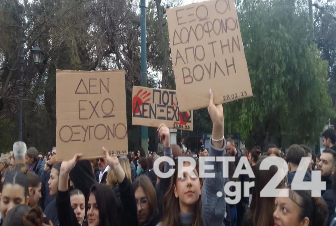 «57 ψυχές, εκατομμύρια φωνές»: Φωτογραφίες από τις συγκεντρώσεις για τα Τέμπη σε όλη τη χώρα