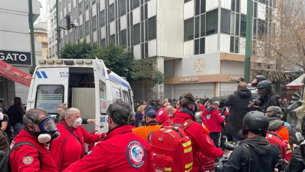 Τέμπη: Διασώστες μετέφεραν γυναίκα που αισθάνθηκε αδιαθεσία στα επεισόδια στο Σύνταγμα