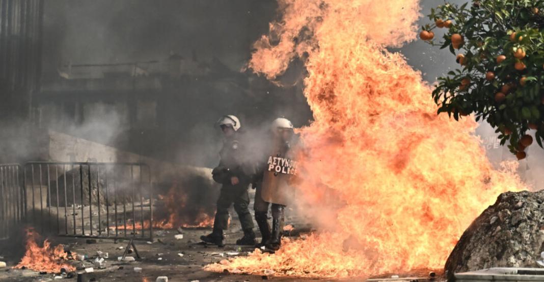 Μολότοφ, φωτιές και δακρυγόνα στη μεγάλη συγκέντρωση για τα Τέμπη