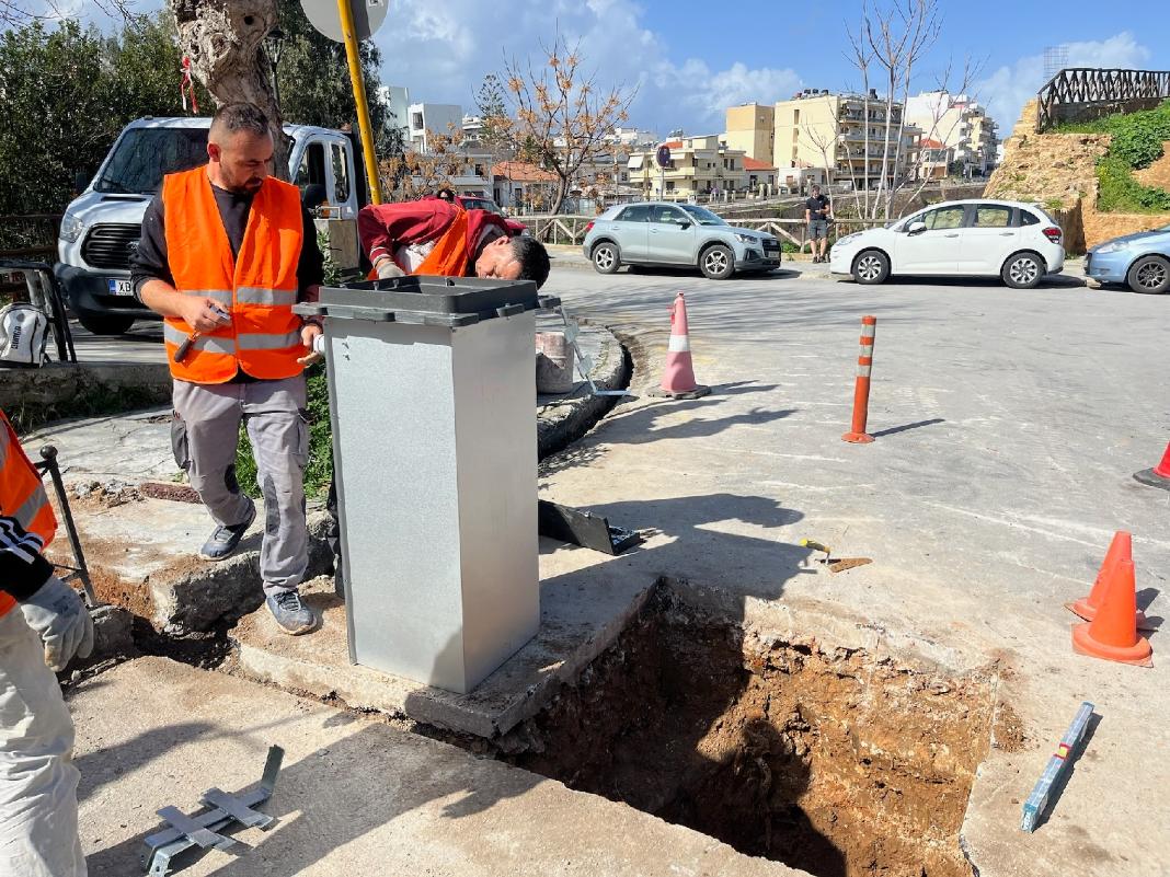 Συνεχίζονται οι εργασίες για την τοποθέτηση των νέων, βυθιζόμενων μπαρών στην παλιά πόλη και το Ενετικό Λιμάνι Χανίων