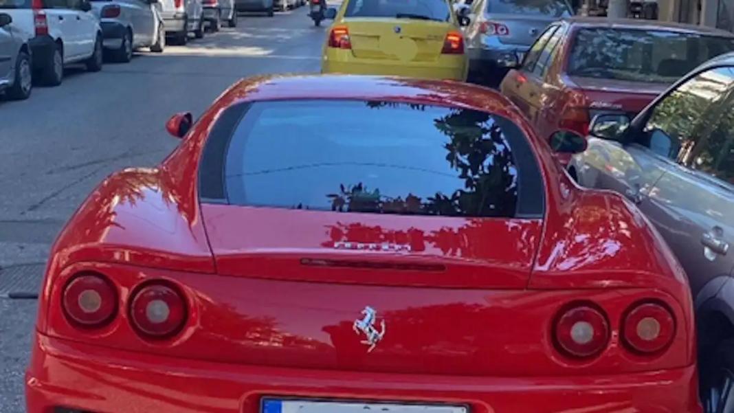 Η διπλοπαρκαρισμένη Ferrari στο Αιγάλεω και η ανάρτηση που έγινε viral: «Πάλι καλά που έκλεισε τον καθρέφτη»