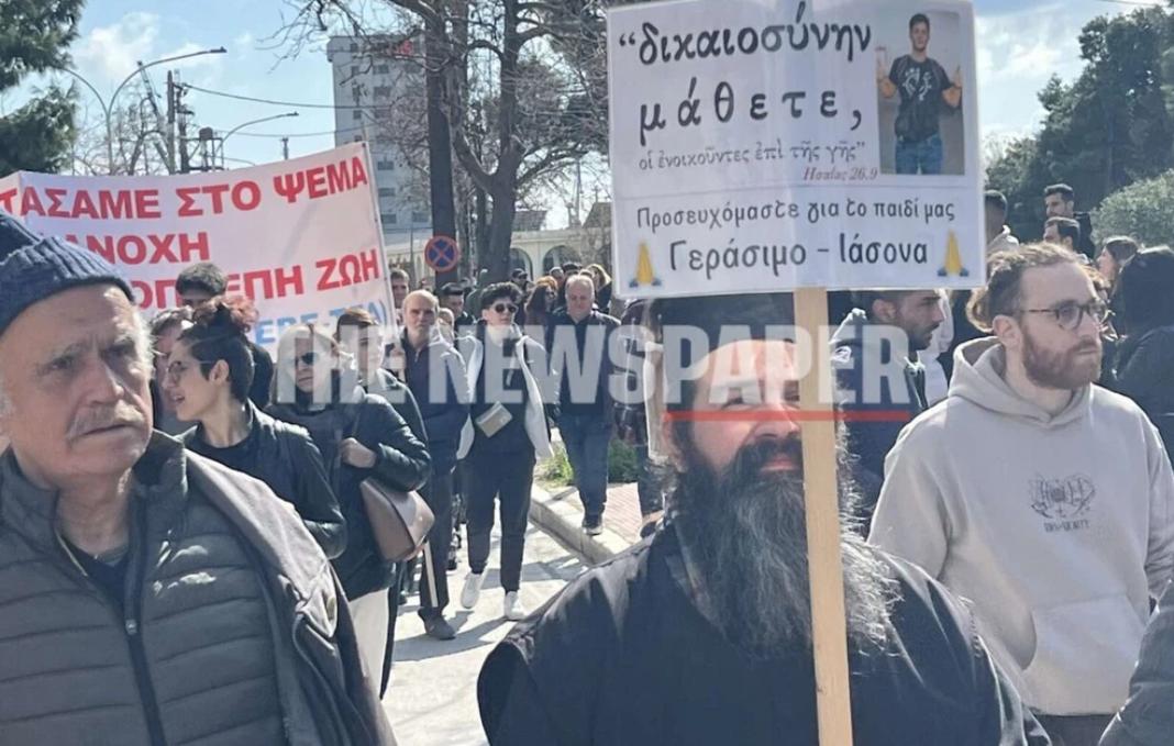 Συγκλόνισε ιερέας στην πορεία για τα Τέμπη: Ύψωσε πλακάτ για τον Γεράσιμο Ιάσονα Γεωργιάδη