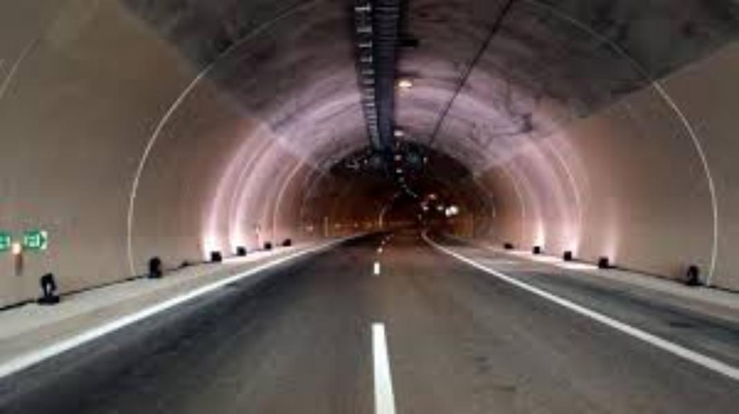 Τροχαίο δυστύχημα μέσα σε τούνελ – Νεκρός ο οδηγός ΙΧ που συγκρούστηκε με νταλίκα (εικόνες)