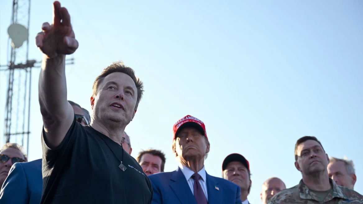 Επιχείρηση «χάος» από τον Μασκ στο αμερικανικό Δημόσιο – Με τις ευλογίες του Τραμπ, θέλει να αντικαταστήσει τους υπαλλήλους με ρομπότ και ΑΙ