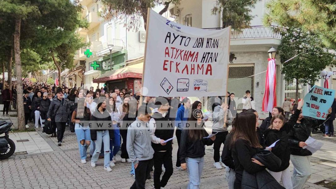 Ιστορική συγκέντρωση στον Άγιο Νικόλαο – Χιλιάδες πολίτες έστειλαν δυνατό μήνυμα στην μνήμη των 57 νεκρών στα Τέμπη