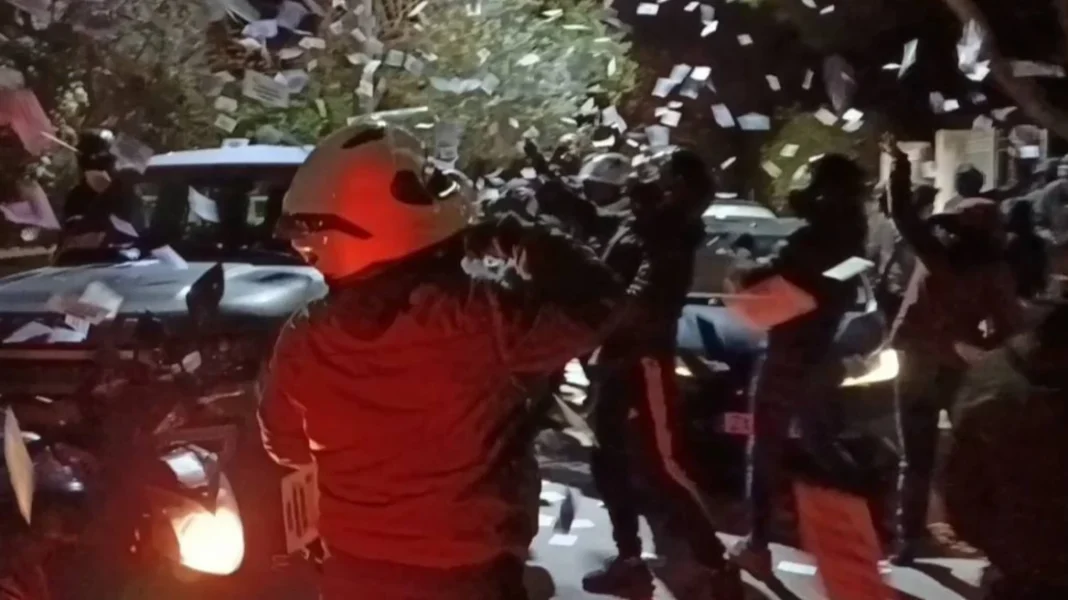 Επίθεση του Ρουβίκωνα στο σπίτι του Τασούλα – «Η αντιπολίτευση να αναλογιστεί πού οδηγεί η τοξικότητα» λέει η κυβέρνηση