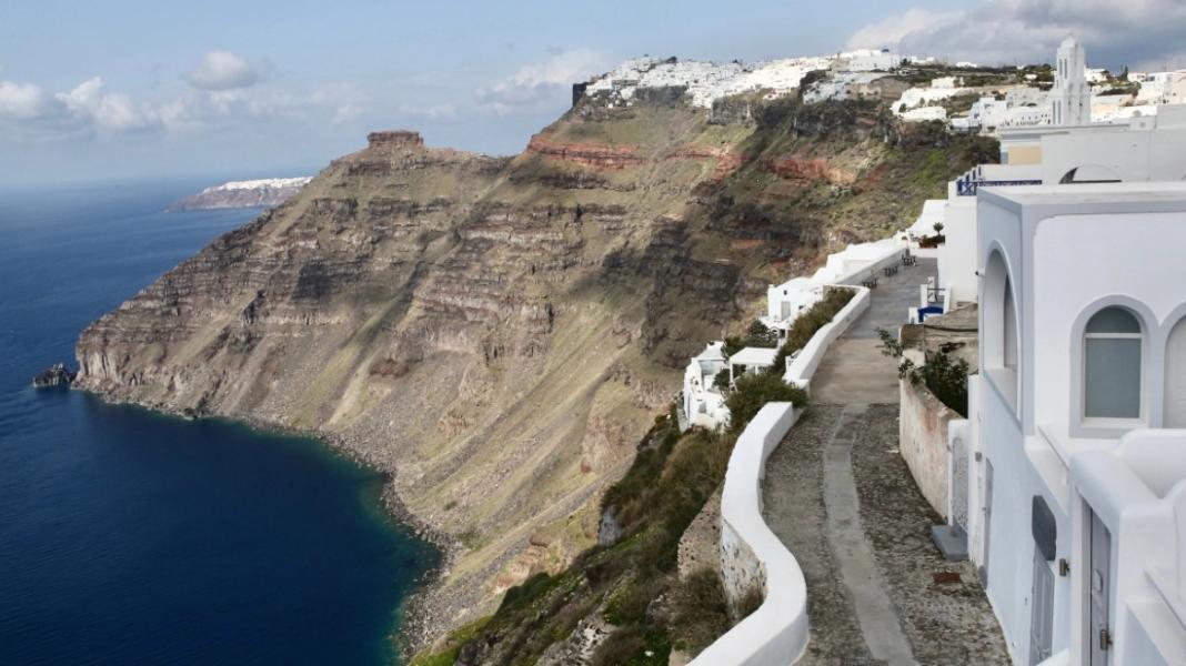 Σεισμοί στη Σαντορίνη: 120 εκατομμύρια τόνοι νερού επηρεάστηκαν από τη σεισμική διέγερση, λέει το ΕΜΠ