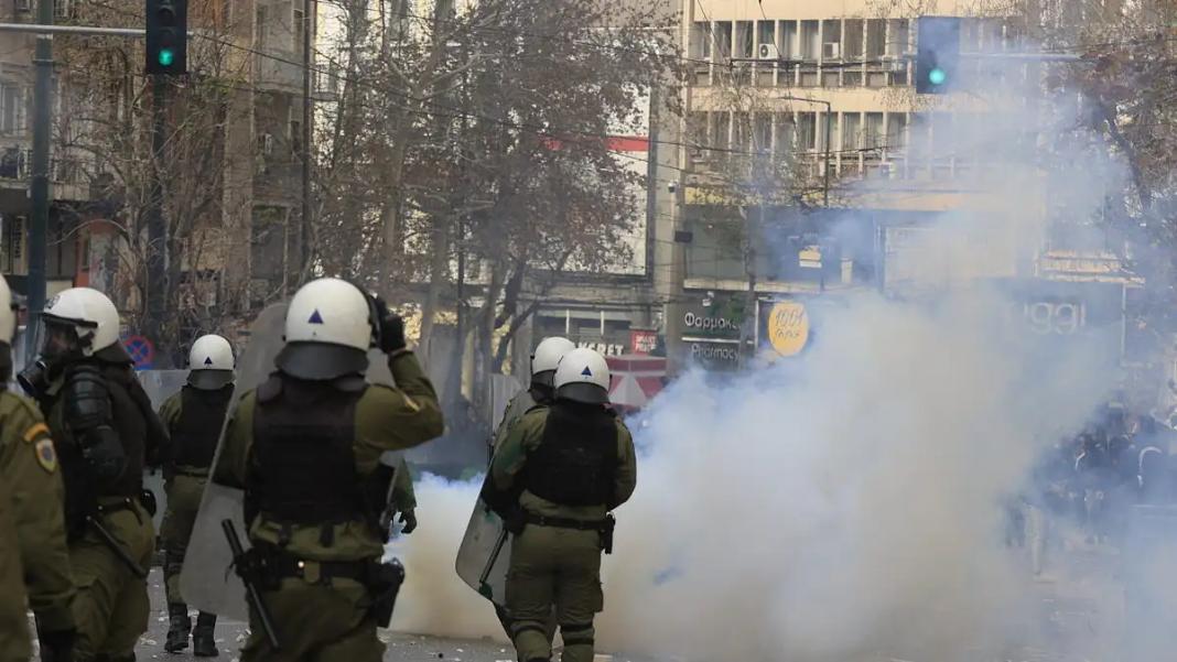 Τέμπη: Φωτορεπόρτερ τραυματίστηκε στο κεφάλι από χειροβομβίδα κρότου λάμψης στα επεισόδια στο Σύνταγμα