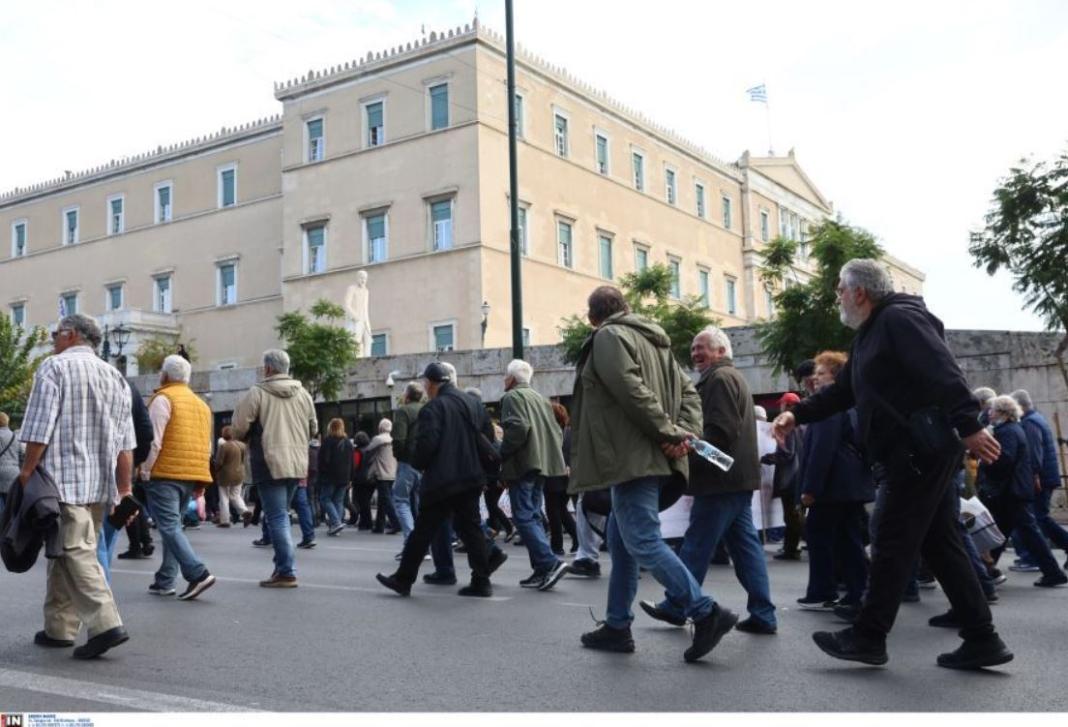 Ελεύθεροι επαγγελματίες: Αυτές είναι οι συντάξεις με τις νέες εισφορές – Οι κερδισμένοι και οι χαμένοι