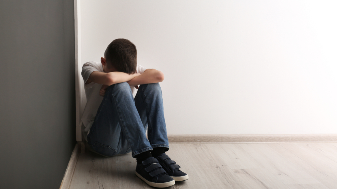 43χρονη χτύπησε και απείλησε με μαχαίρι τον 13χρονο γιο της