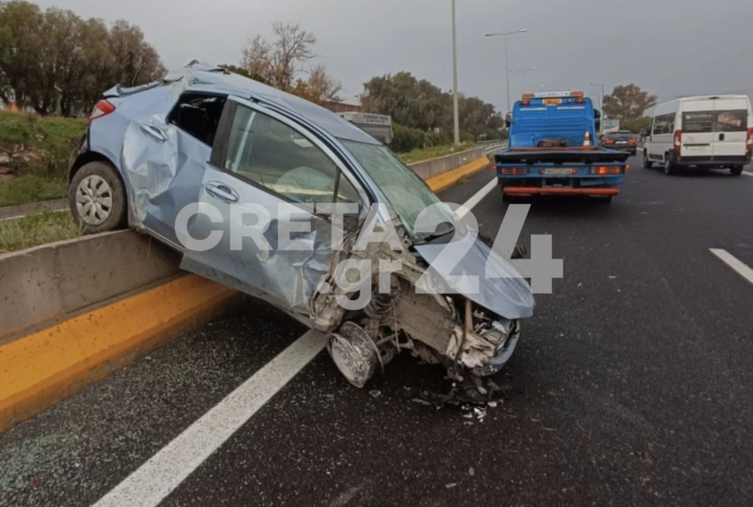 Πρωινό τροχαίο στον ΒΟΑΚ: «Σκαρφάλωσε» στο στηθαίο το αυτοκίνητο