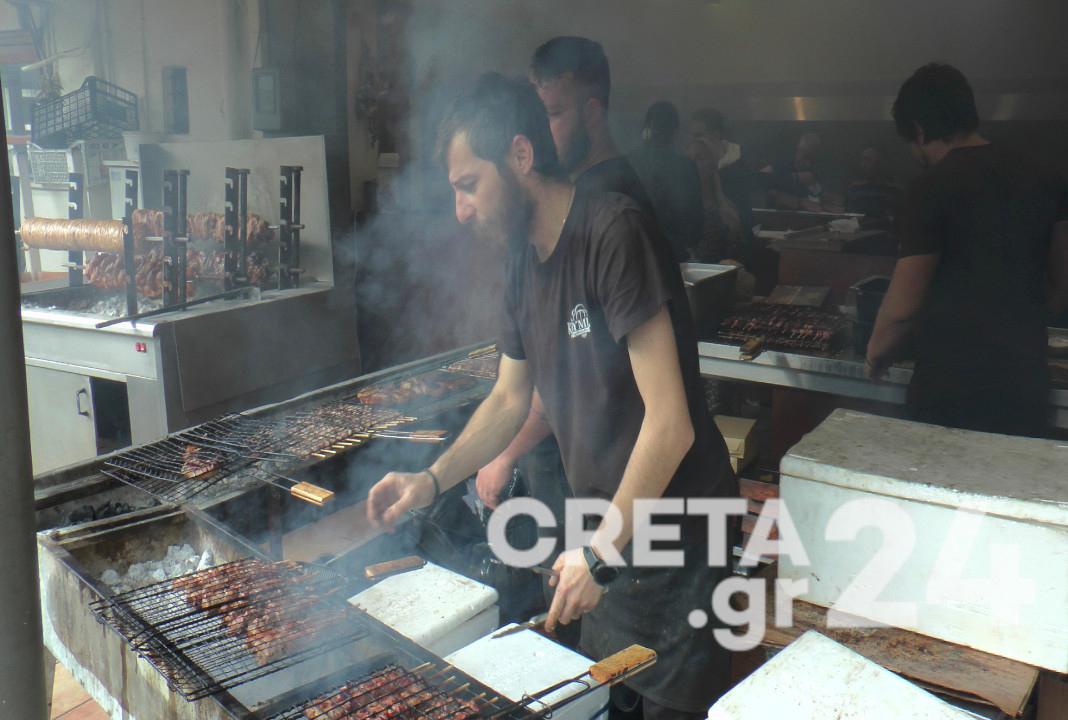 Τσικνοπέμπτη: Πήραν φωτιά οι ψησταριές στην Κρήτη – Δεν «έπεφτε καρφίτσα» σε εστιατόρια και ταβέρνες (εικόνες)