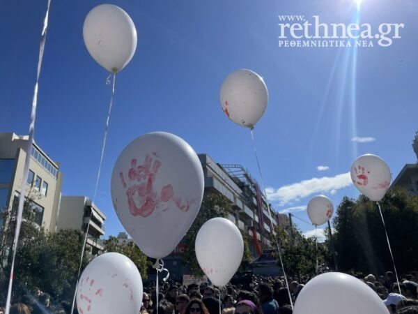 Ρέθυμνο: Με «ματωμένα» μπαλόνια στους δρόμους για τα 57 θύματα της τραγωδίας των Τεμπών