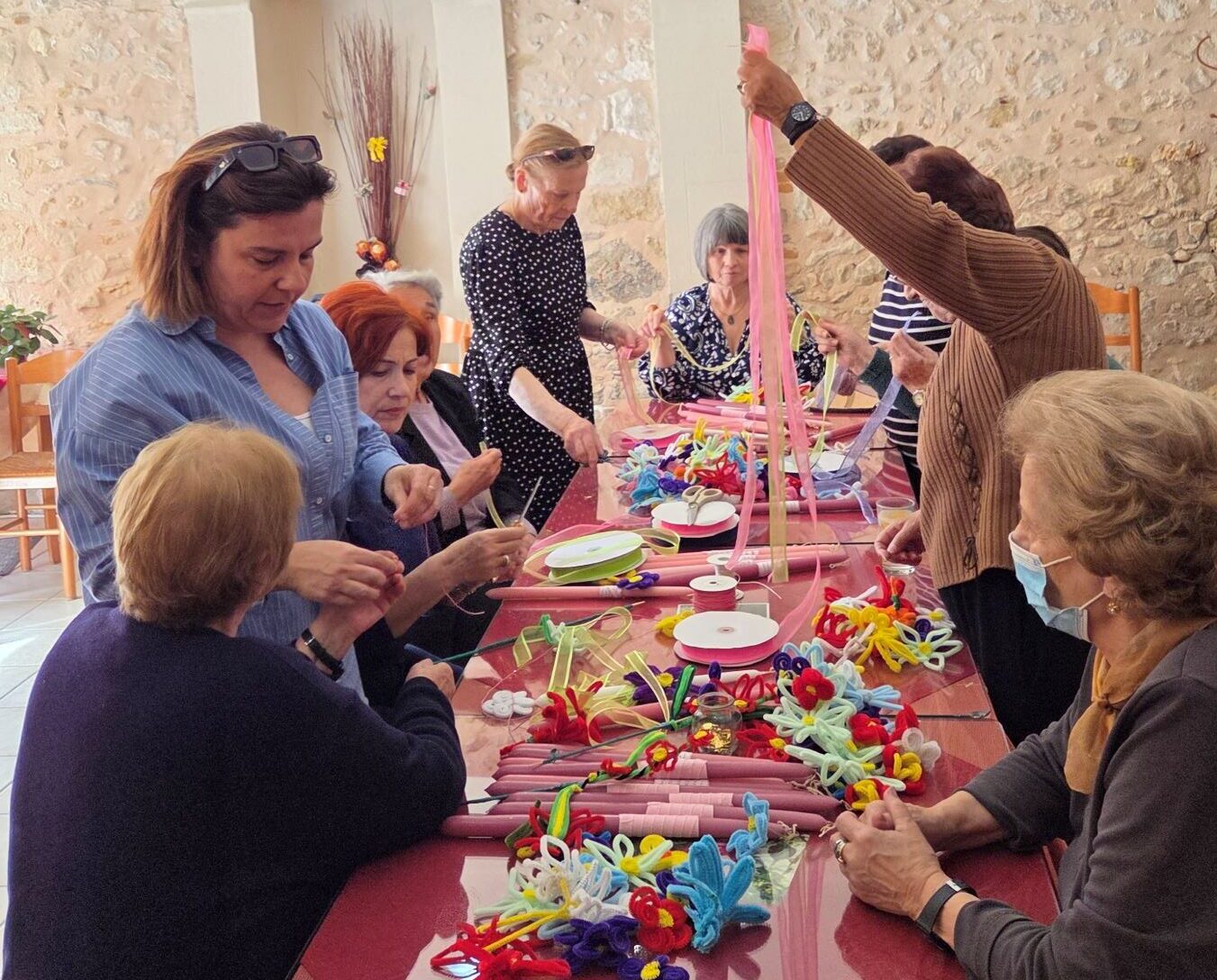 Ηράκλειο | Ηλικιωμένοι έφτιαξαν λαμπάδες για το «Χαμόγελο του Παιδιού»