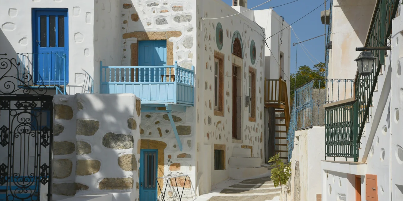 Ένα ελληνικό νησί ιδανικό για island hopping | Με ελικοειδή δρομάκια, επιβλητική καστροπολιτεία, γαλήνιες παραλίες