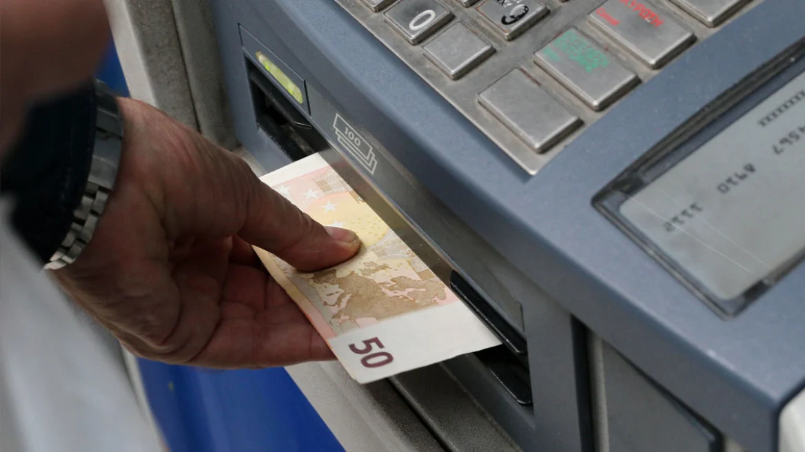 ATM: Τέλος οι χρεώσεις στις αναλήψεις – Πότε ξεκινά το μέτρο