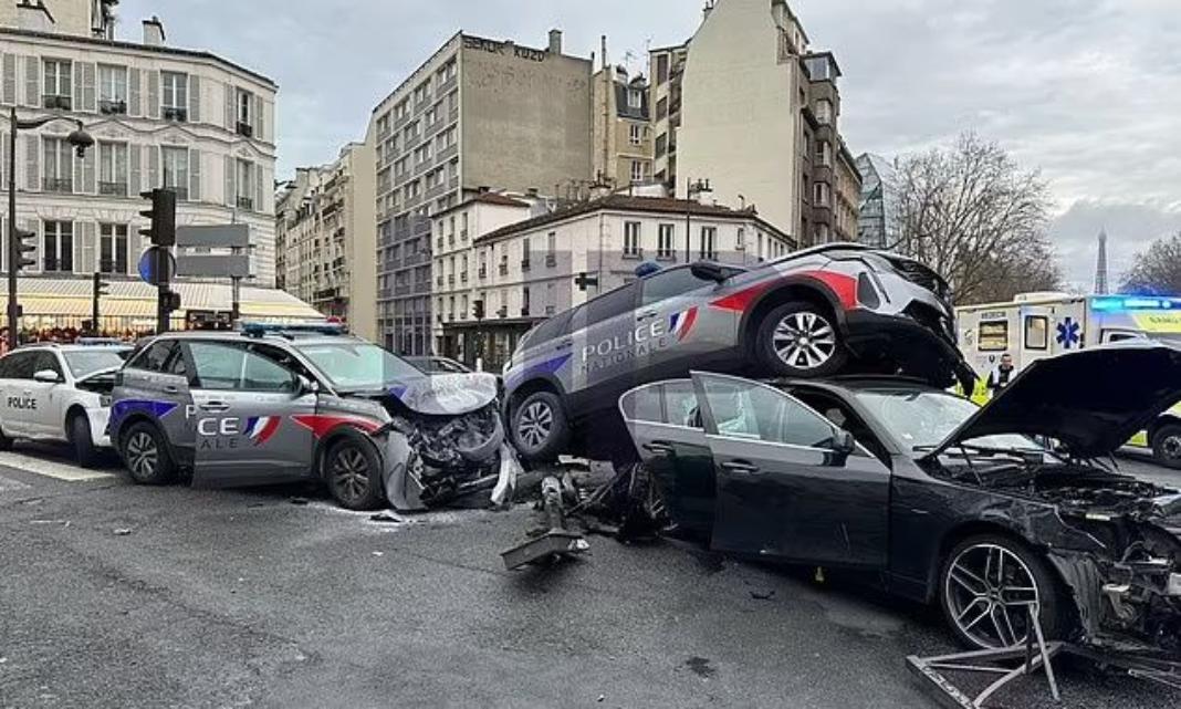 Βίντεο: Τρομακτική καραμπόλα μετά από καταδίωξη – Αστυνομικοί οι 10 από τους 13 τραυματίες