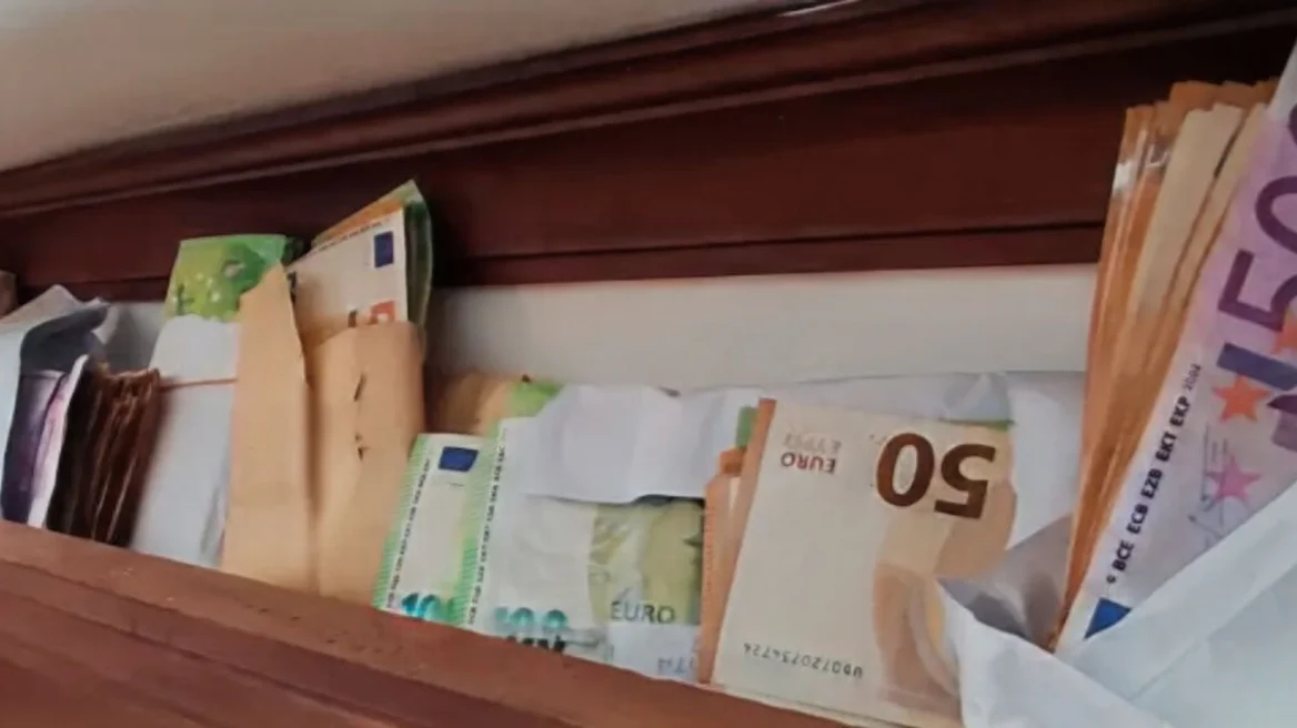 Ρόδος: Βρήκαν σχεδόν €500.000 στο σπίτι της προϊσταμένης της Πολεοδομίας – Ο τιμοκατάλογος του κυκλώματος