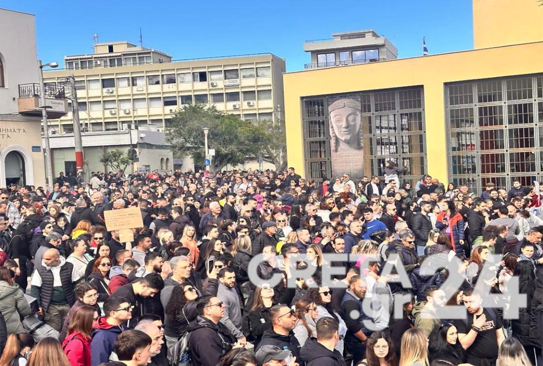 «Όλων των νεκρών θα γίνουμε φωνή» – Νέες συγκεντρώσεις στην Κρήτη για τα Τέμπη