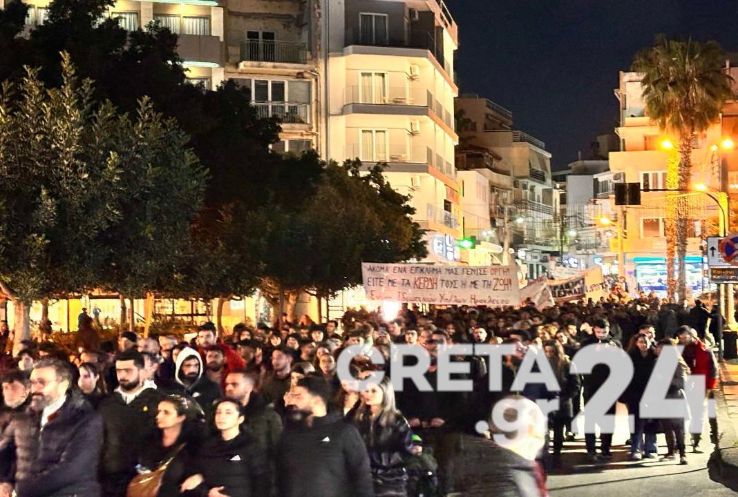 Μαζικές και οι χθεσινές συγκεντρώσεις για τα Τέμπη στην Κρήτη – Επεισόδια σε Αθήνα και Θεσσαλονίκη