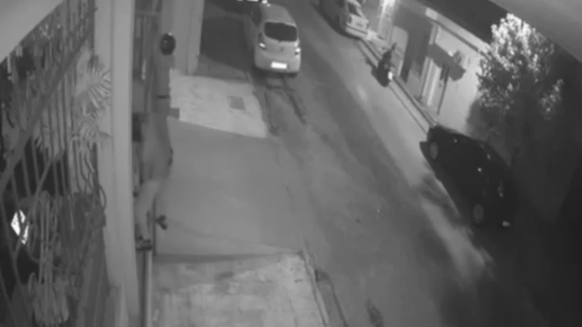Παραβίασαν καγκελόπορτα βάρους 450 κιλών για να κλέψουν μοτοσικλέτα