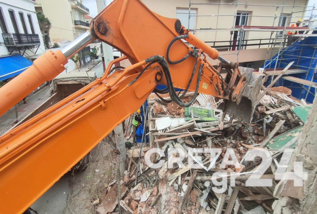 Χανιά: Παρελθόν το ερείπιο στο Κουμ Καπί – Κατεδαφίστηκε το επικίνδυνο κτίσμα