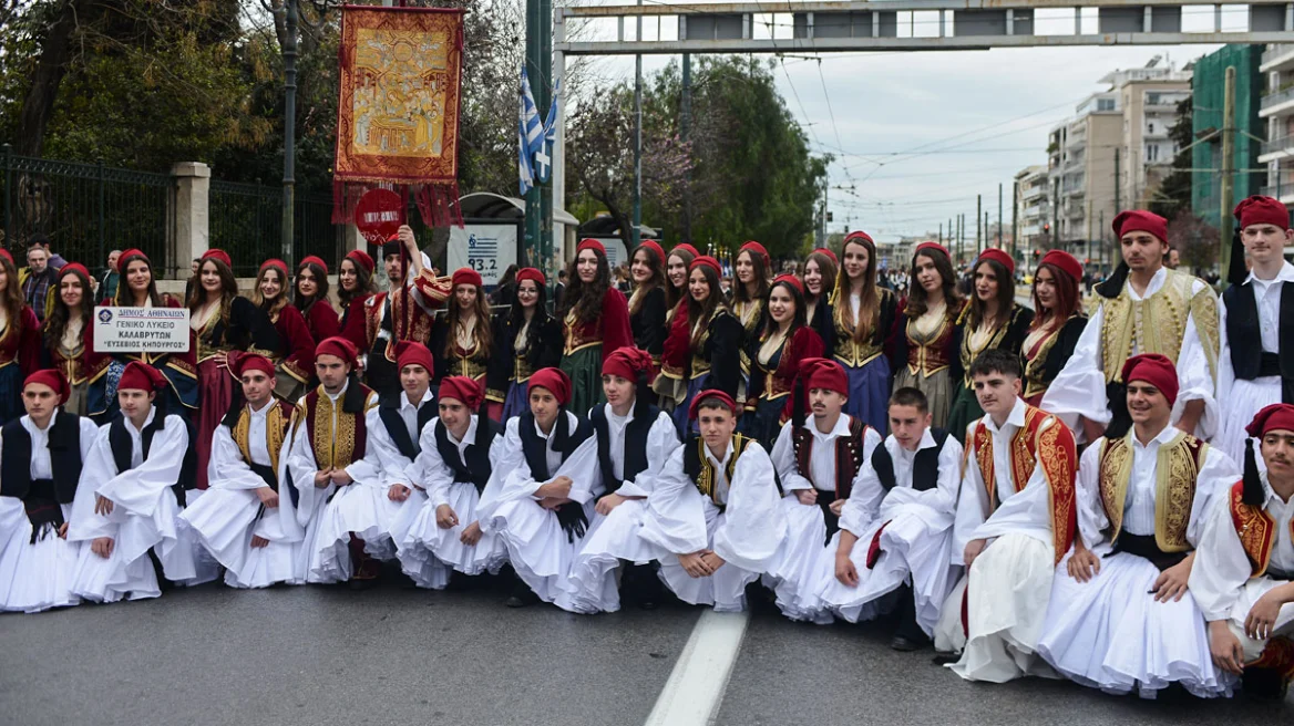 Με χαμόγελα, παραδοσιακές στολές και τη γαλανόλευκη – Φωτογραφίες από τη μαθητική παρέλαση στο κέντρο της Αθήνας