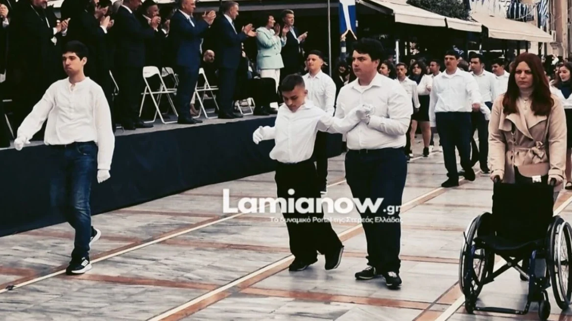 Οργισμένη με τη δήλωση της Ακρίτα για «μισαναπηρισμό» η μητέρα του μαθητή που παρέλασε στη Λαμία: Του κόβει τα φτερά, νιώθει ντροπή
