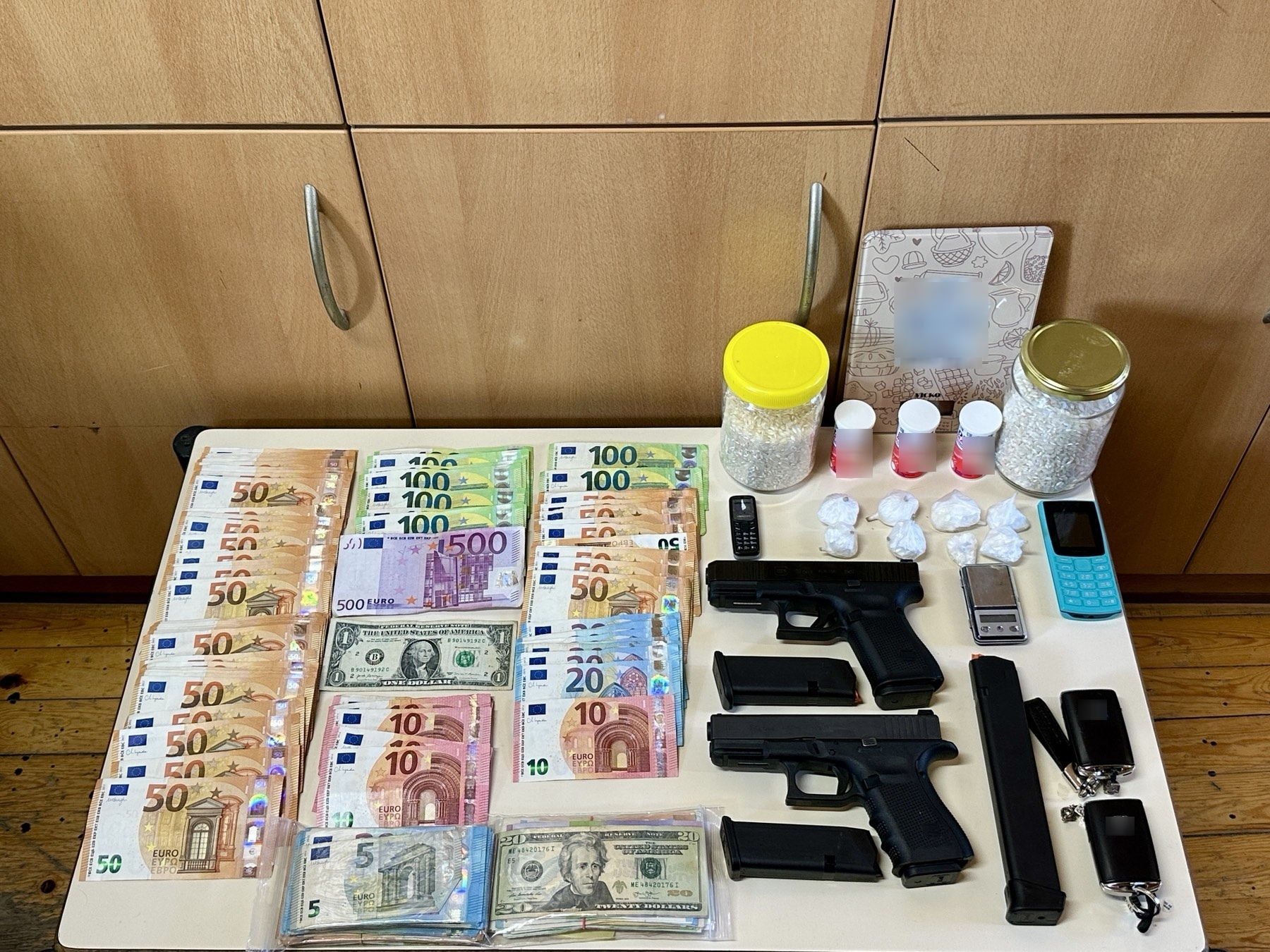 Ρέθυμνο | Αστυνομική επιχείρηση «αποκάλυψε» κοκαΐνη, ζυγαριές, μετρητά και όπλα