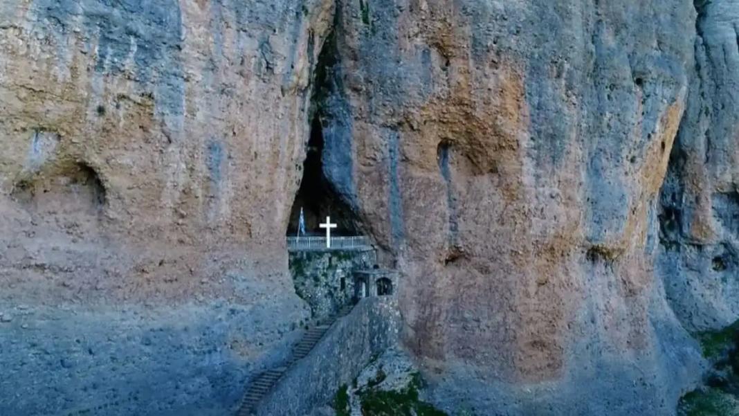 Παναγία του Βράχου: Ο θρύλος για το τάμα πίσω από το εκκλησάκι σε χωριό της Κορινθίας