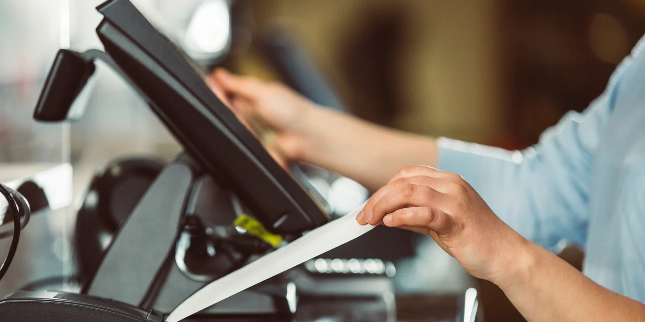 Μπαράζ ελέγχων για ασύνδετα POS και «πειραγμένες» ταμειακές – Τα πρόστιμα και τα λουκέτα