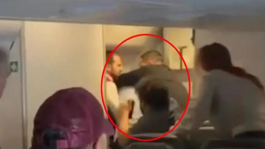 Χάος σε πτήση: Επιβάτης προσπάθησε να ανοίξει έξοδο κινδύνου εν πτήσει – Δείτε βίντεο