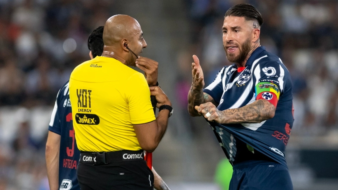 Σέρχιο Ράμος: Πήρε την πρώτη του κόκκινη στο Μεξικό για κλωτσιά στα οπίσθια αντιπάλου