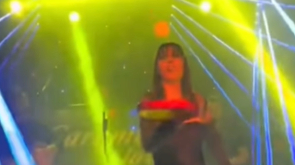 Φοβερό σκηνικό σε μπουζούκια στη Λάρισα – Τραγουδίστρια έβγαλε ρακέτα και έπαιζε με τα λουλούδια