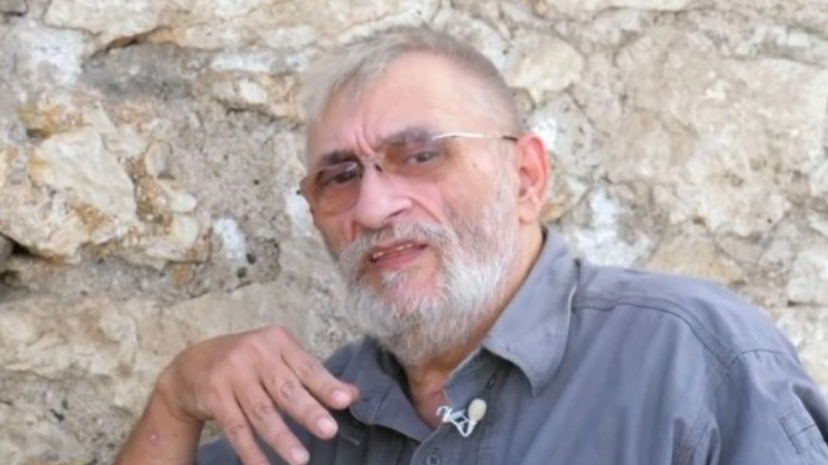 Εκπλήρωσαν την τελευταία επιθυμία του Ιάσωνα Τριανταφυλλίδη: Σκόρπισαν τις στάχτες του στη θάλασσα του Λουτρακίου